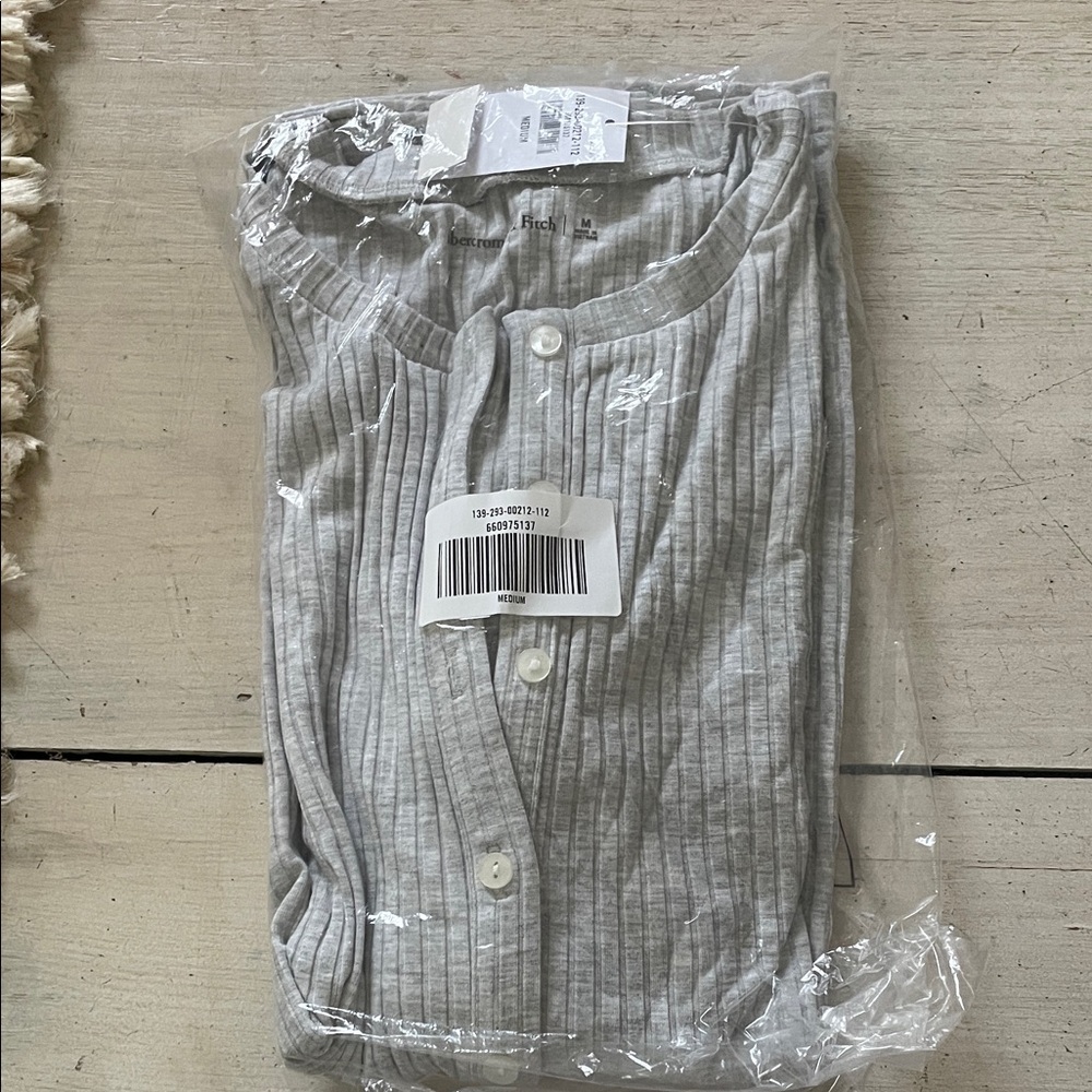 Abercrombie & Fitch Gray Long Sleeve Top